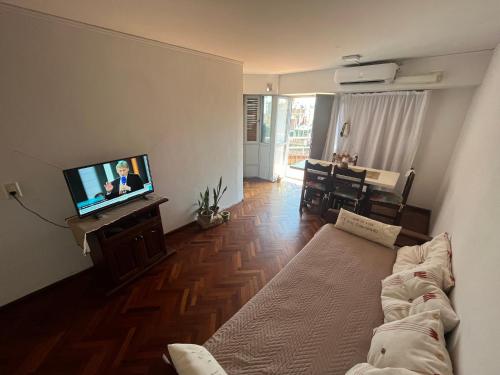 sala de estar con sofá y TV de pantalla plana en Departamento amoblado Nueva Córdoba en Córdoba