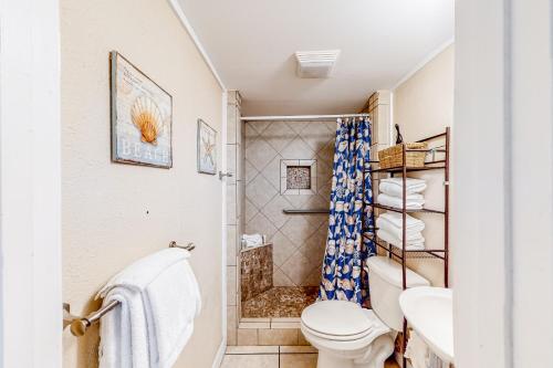 La salle de bains est pourvue d'une douche et de toilettes. dans l'établissement Beachview 204, à Gulf Shores