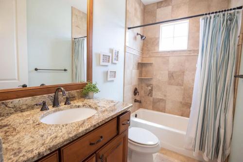 Ένα μπάνιο στο Mirabella Villa Private Pool and Outdoor Kitchen