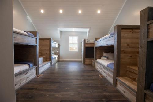 - une chambre avec de nombreux lits superposés dans une maison dans l'établissement The Americana Private Spa and Trailer Parking, à Hurricane