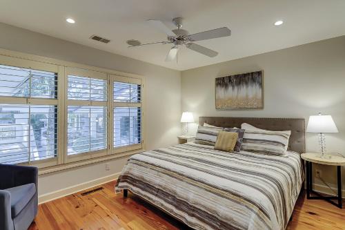- une chambre avec un lit et un ventilateur de plafond dans l'établissement Royal Estate Plus Guest House, à Île de Hilton-Head