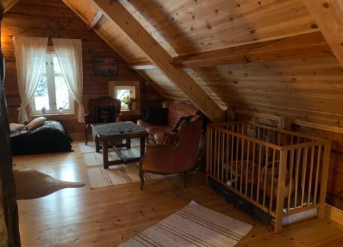 Posezení v ubytování 100 Years Old Norwegian Log House in Tromsø