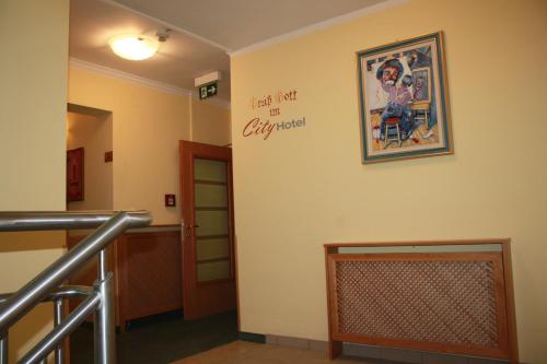 a hospital hallway with a sign on the wall at City Hotel Neunkirchen in Neunkirchen