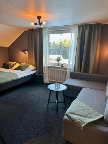 pokój hotelowy z 2 łóżkami i stołem w obiekcie Villa Bergli w mieście Malung