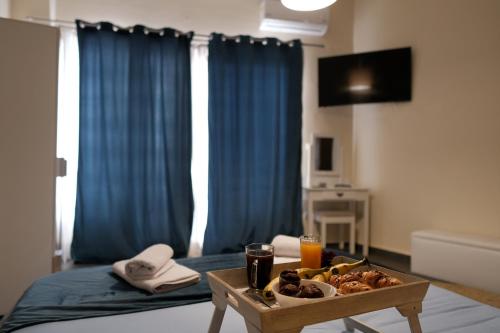 Cette chambre comprend un plateau/bouilloire. dans l'établissement Violet City Center Apartments, à Kavala