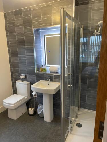 錫豪西斯的住宿－Horncliffe room only accommodation，浴室配有卫生间、盥洗盆和淋浴。