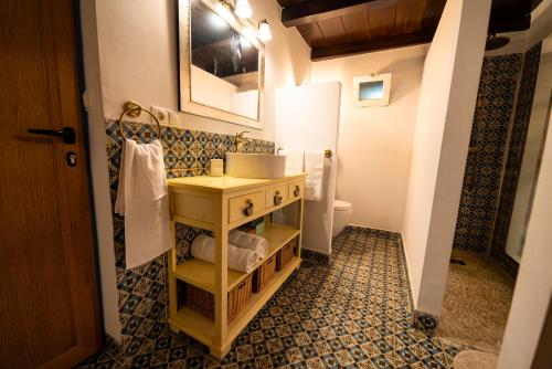 La salle de bains est pourvue d'un lavabo et de toilettes. dans l'établissement Finca MOLINO DE JARANDA - Oropéndolas, à Collado