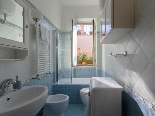 ローマにあるDomus Pennaのバスルーム(洗面台、トイレ付)、窓が備わります。