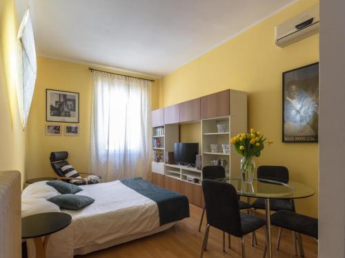 ローマにあるDomus Pennaのベッドルーム1室(ベッド1台、テーブル、椅子付)