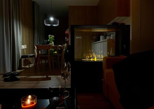 una sala de estar con una mesa con copas de vino en KUBÍNSKA HOĽA - Apartmány HILLSIDE point, en Dolný Kubín