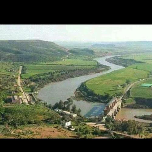 une vue aérienne sur une rivière avec des arbres et des champs dans l'établissement Ben maaahou, 