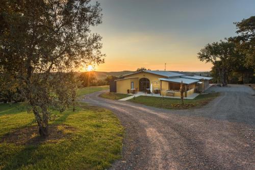 Alba o tramonto visti dall'interno dell'agriturismo o dai dintorni