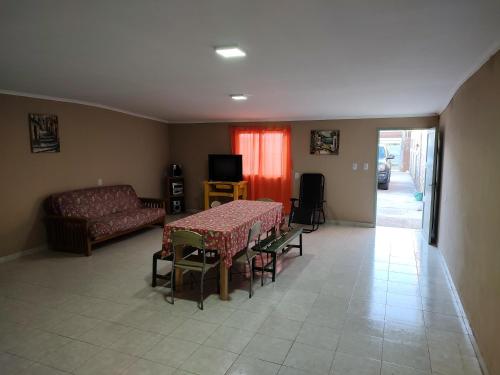 sala de estar con mesa y sofá en Casas Arnau en Termas de Río Hondo