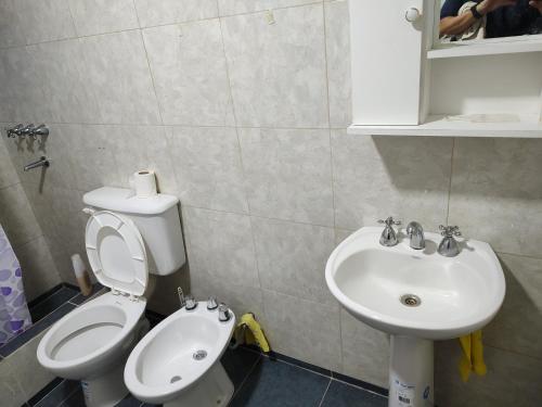 y baño con aseo y lavamanos. en Casas Arnau en Termas de Río Hondo