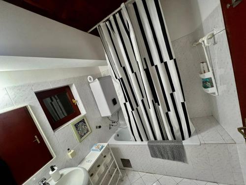 een badkamer met douche, toilet en wastafel bij La Hacienda Apartments Belgrade in Draževac