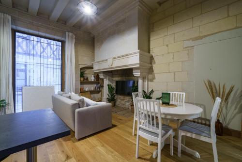 un salon avec une table et un canapé dans l'établissement La cour du grand marché, à Tours