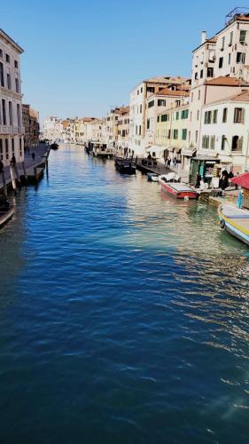 a view of a river with buildings and boats at B&B Terre Di Bea in Pederobba
