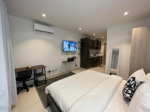 Μια τηλεόραση ή/και κέντρο ψυχαγωγίας στο The Lennox Luxury Suites & Apartments