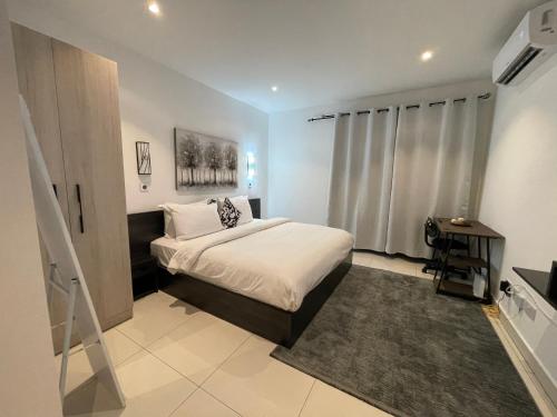 Ένα ή περισσότερα κρεβάτια σε δωμάτιο στο The Lennox Luxury Suites & Apartments