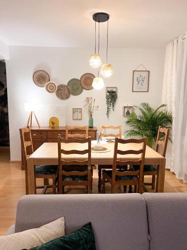 une cuisine et une salle à manger avec une table et des chaises dans l'établissement Le jardin secret d'Amiens Hypercentre cathédrale, Parking, à Amiens
