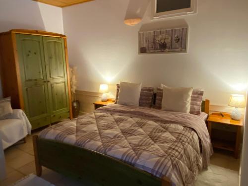 聖雷莫的住宿－Little Paradise Apartment，一间卧室配有一张带两张桌子和两盏灯的床。