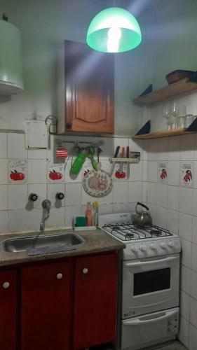 cocina con fogones, fregadero y luz en Depto en recolecta en Buenos Aires