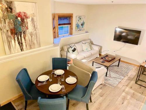 228 Home Space, Private Entrance