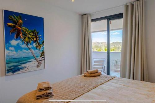 Postel nebo postele na pokoji v ubytování Spacious 3 Bedroom with 2 Terraces, pool, and walking distance to the beach