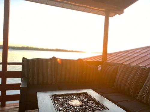 Lakefront house with Firepit – Photos 2