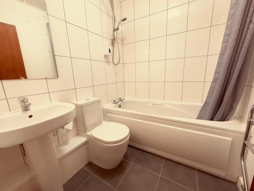 Un baño de Pine Lodge Hotel & Restaurant Mansfield