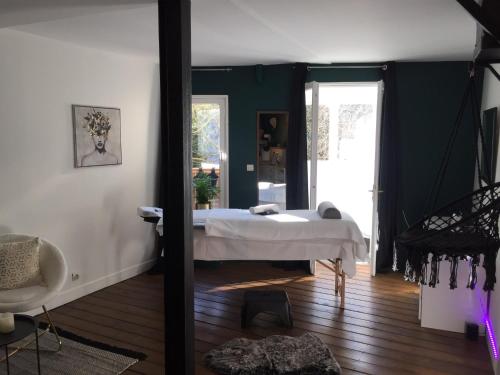um quarto com uma cama e um espelho em Honfleur centre ville avec garage privé em Honfleur