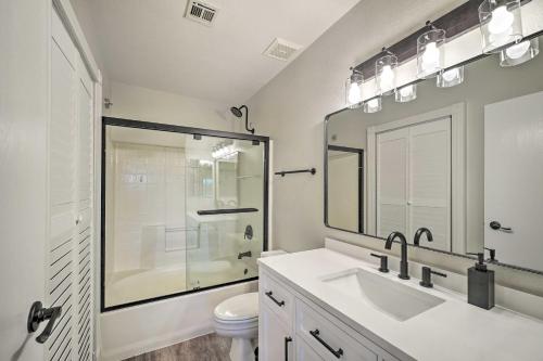 La salle de bains est pourvue d'un lavabo, d'une douche et de toilettes. dans l'établissement Resort-Style Lake Havasu City Condo with Pool!, à Lake Havasu City
