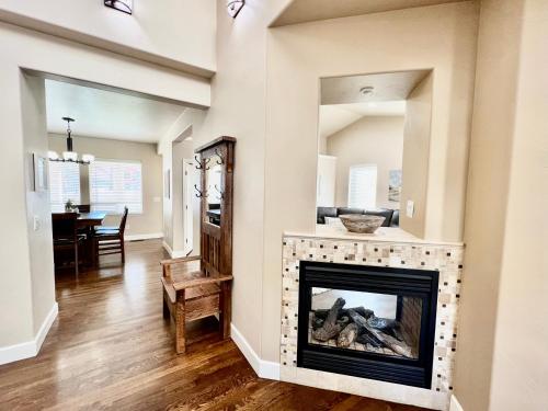 een woonkamer met open haard en een eetkamer bij Talbot Pines in Columbia Falls