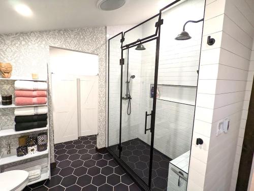 ein Bad mit einer ebenerdigen Dusche und einem WC in der Unterkunft Tall Timbers Cabin in West Glacier