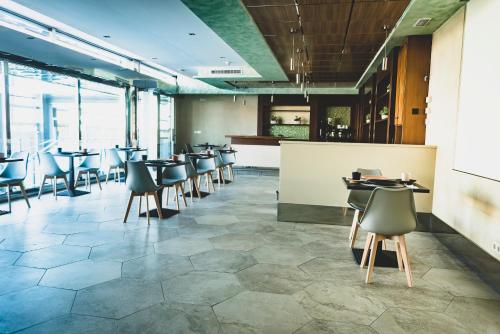 restauracja z krzesłami i stołami oraz bar w obiekcie HOSTAL NOGUERAS 3 w mieście Toledo