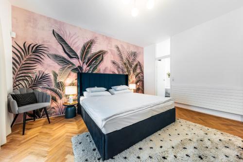 ein Schlafzimmer mit einem Bett und einer Wand mit Pflanzen in der Unterkunft Porsche Villa mit Garten und Garage in Bestlage von Döbling in Wien in Wien