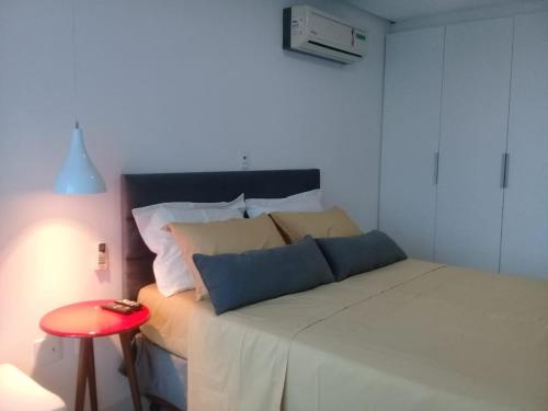 Cama o camas de una habitación en Flat com varanda beira-mar