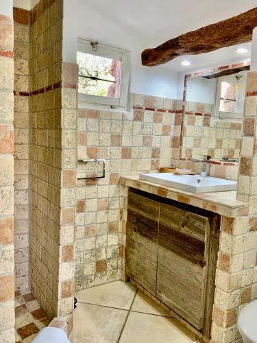 un baño con lavabo y espejo en Concadoro, en Porto Vecchio