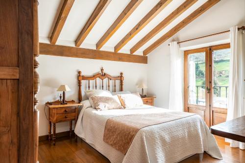 Un dormitorio con una cama grande y una ventana en Excepcional Casa El Olivo, en Ojedo