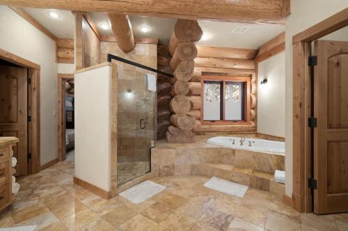 y baño con bañera y cabina de ducha. en The Grand Alpine Lodge, en Whitefish