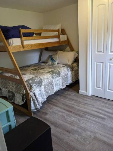 - une chambre avec 2 lits superposés dans l'établissement Seahorse Cottage, à Crystal