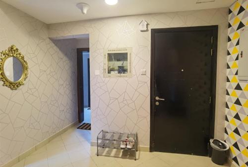 TV a/nebo společenská místnost v ubytování Modern & Spacious 2 Bedrooms Apartment in Dubai Marina's Heart 307