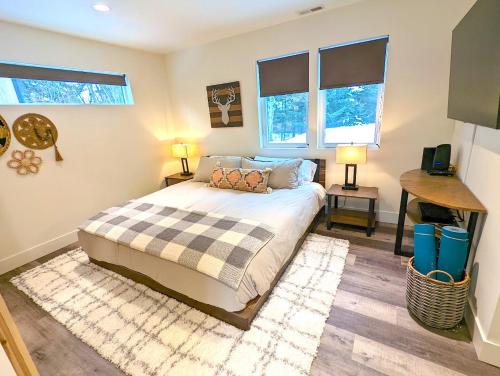 una camera da letto con un letto e due finestre di The Lark at the Quarry a Whitefish