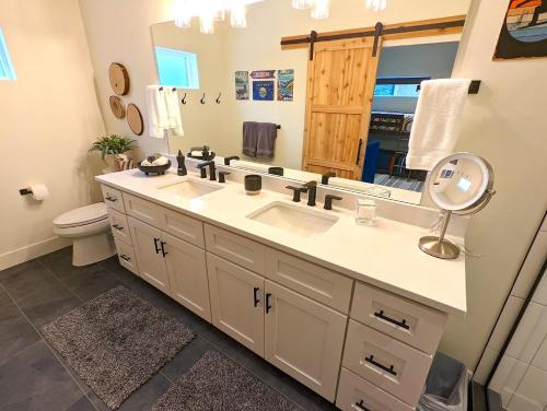 bagno con doppio lavabo e specchio di The Lark at the Quarry a Whitefish