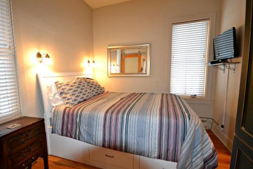 ein Schlafzimmer mit einem Bett, einem Spiegel und einer Kommode in der Unterkunft Walker's Cottage in Whitefish