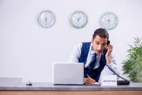 een beeld van een man in een kantoor die aan de telefoon praat bij Smile Apartments Mautern in Mautern