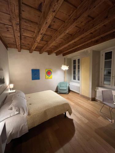 una camera con un grande letto e un soffitto in legno di Livinn Bergamo LA MANSARDINA1 e LA MANSARDINA2 a Bergamo