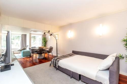 um quarto com uma cama e uma sala de jantar em Ola Lisbon - Olaias em Lisboa