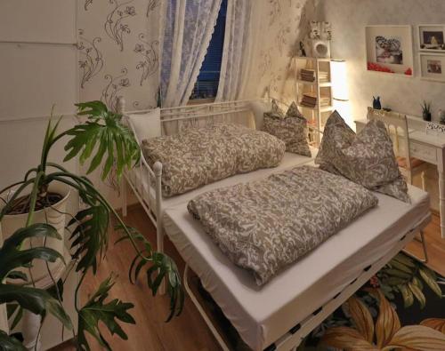 2 letti con cuscini in una camera da letto di Charmante Wohnung am Schönberg a Sonneberg