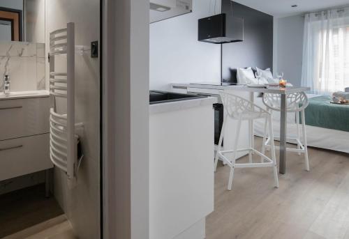 - une cuisine avec un réfrigérateur et une table dans la chambre dans l'établissement Bonita 6 min du Lac, à Annecy